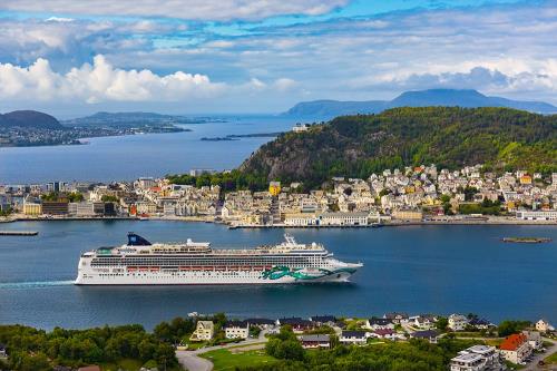 2023 Winter Cruises: Escape the Cold and Chase the Sun