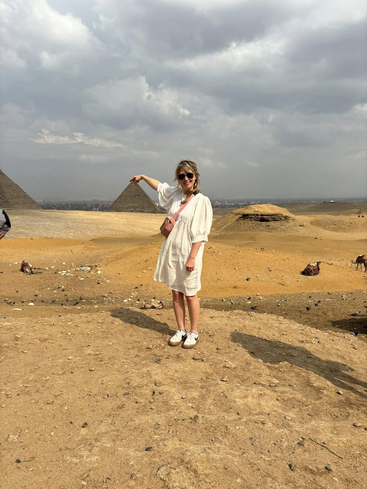 Amanda Burch posing on the Giza Plateau in front of the Great Pyramids