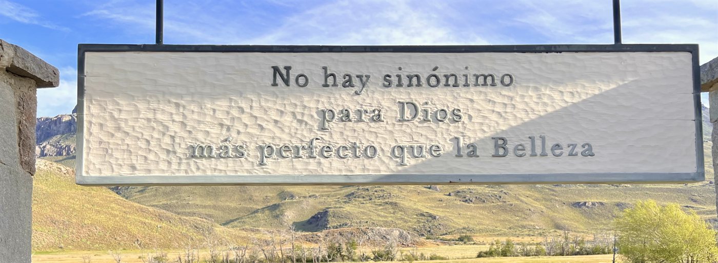 Stone inscription at Douglas Tompkins memorial reading 'No hay sinÃ³nimo para Dios mÃ¡s perfecto que la Belleza'