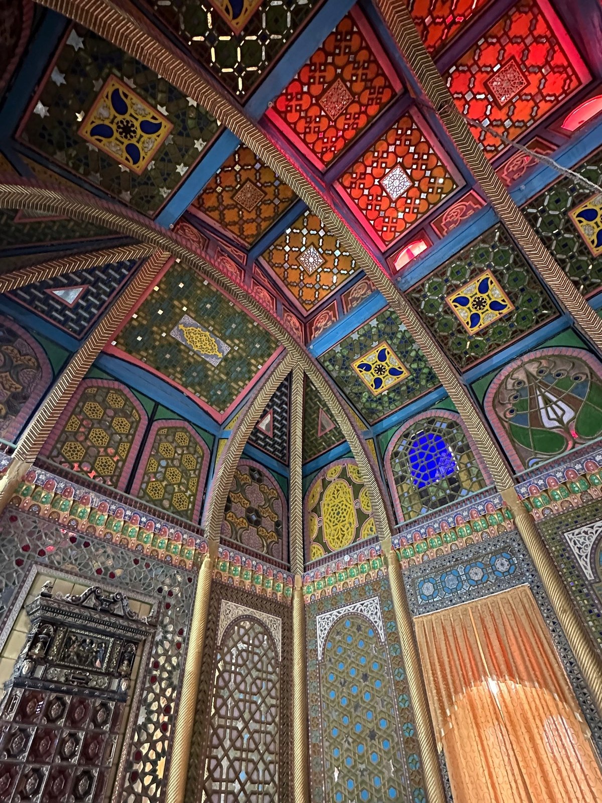 White Hall with carved alabaster over mirrors at Sitorai Mokhi-Khosa