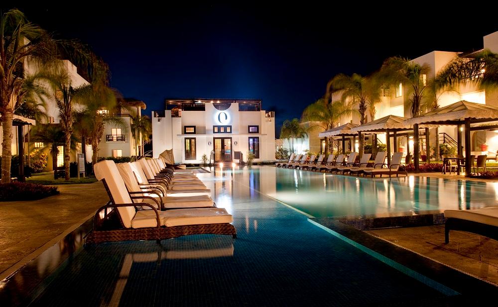 O Restaurant open-air dining terrace next to the infinity pool