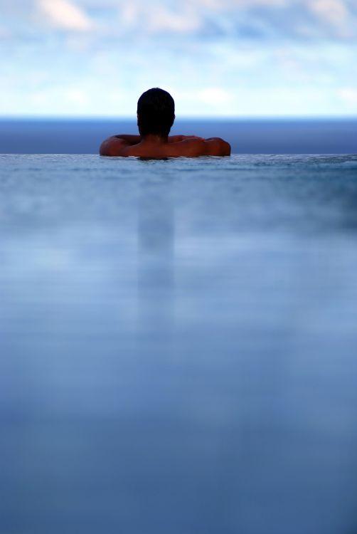 Outdoor swimming pool and open-air hot tubs overlooking the Pacific