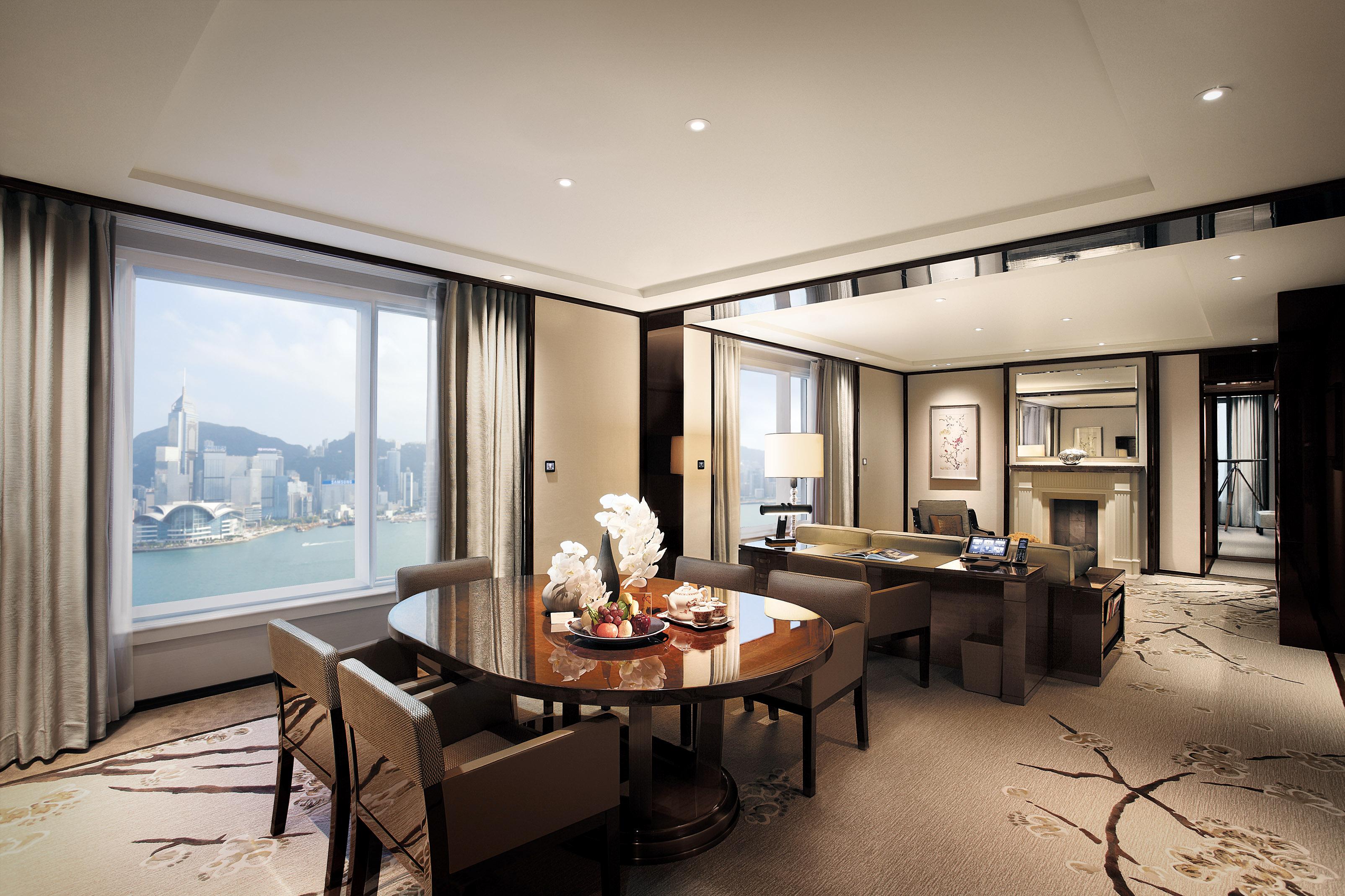 Grand Deluxe Harbour View Suite Living Room
