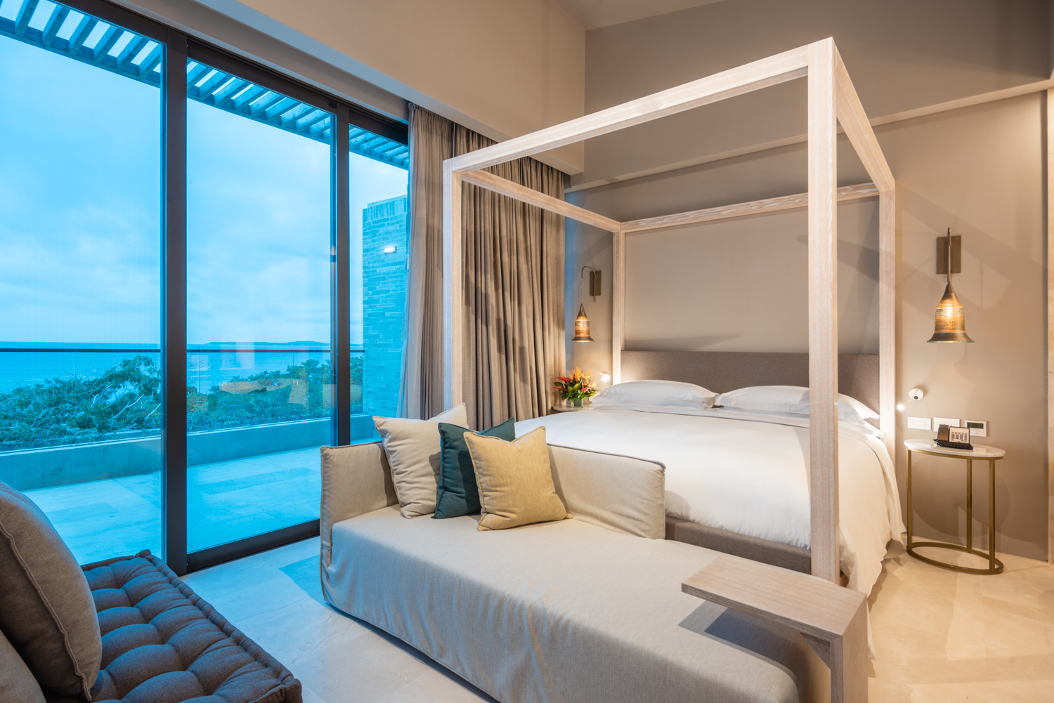 BarÃº Suite master bedroom with panoramic ocean view