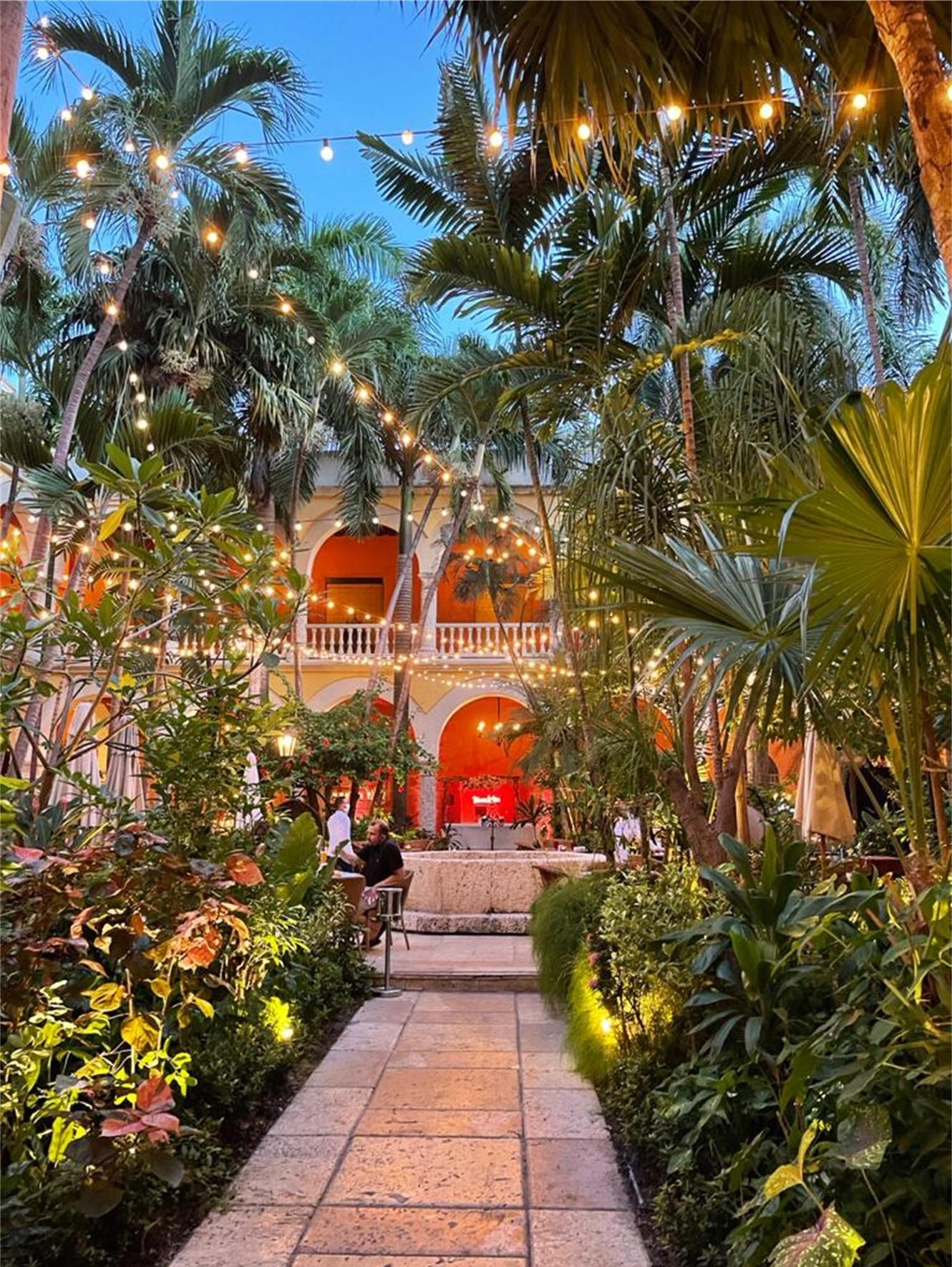 El JardÃ­n Courtyard Patio and Tropical Garden Dining