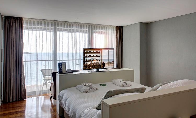 Deluxe Sea View Room with king bed and balcony