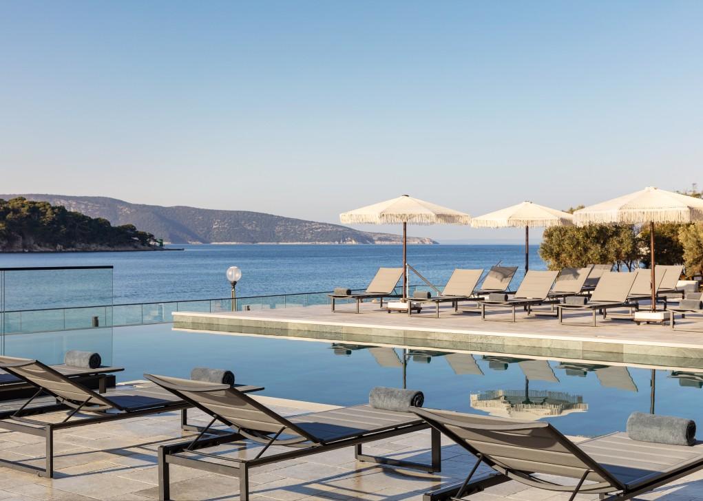 Heated outdoor swimming pool facing the Adriatic Sea