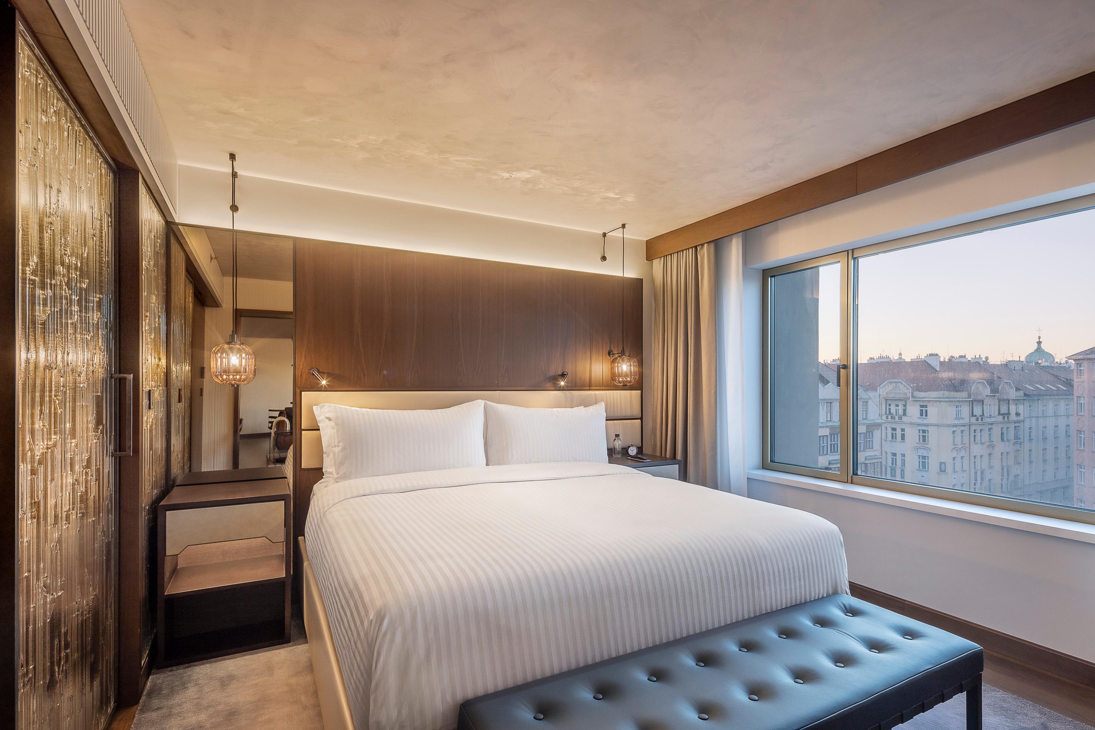 Signature Suite living salon with river views