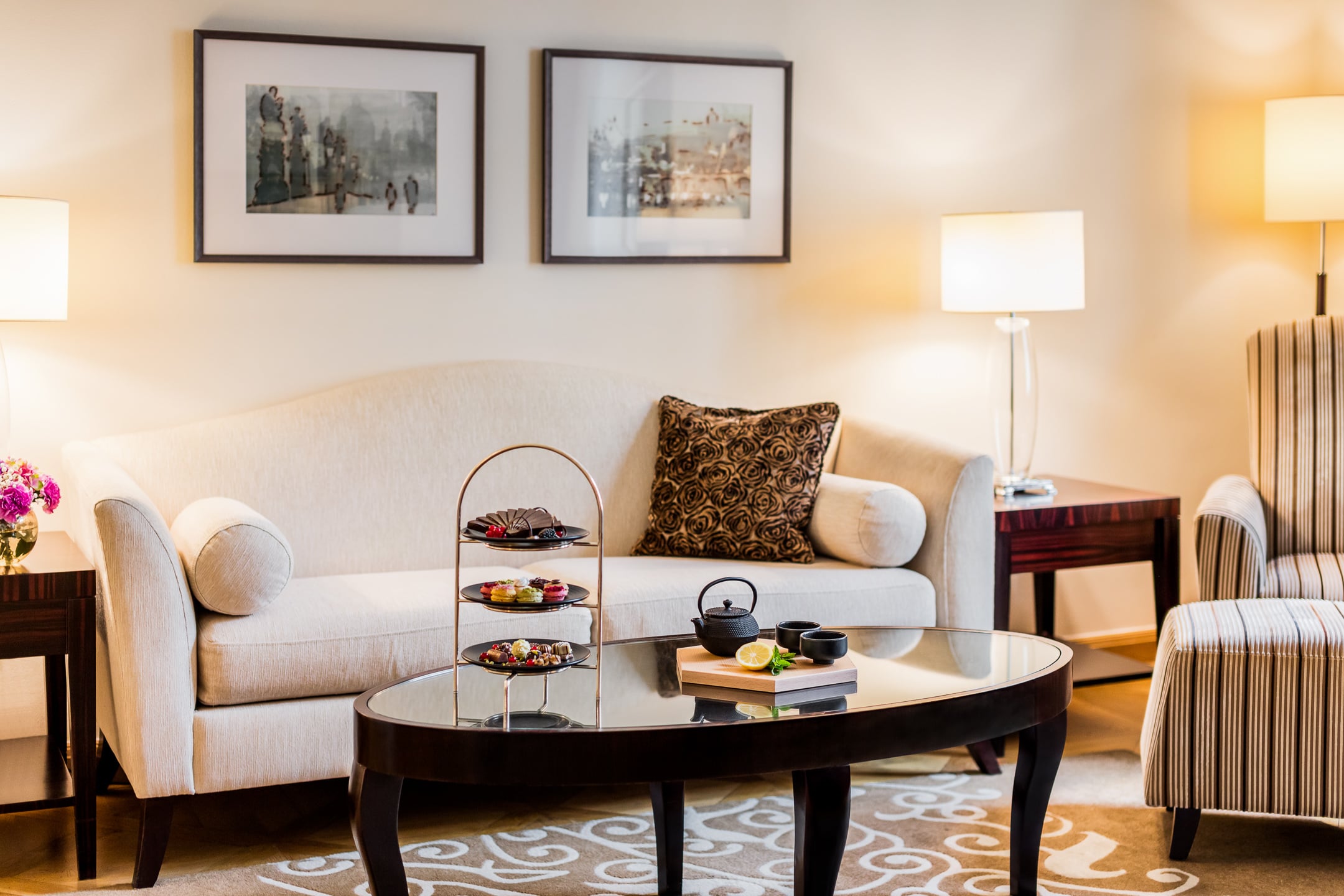Deluxe Suite sitting salon