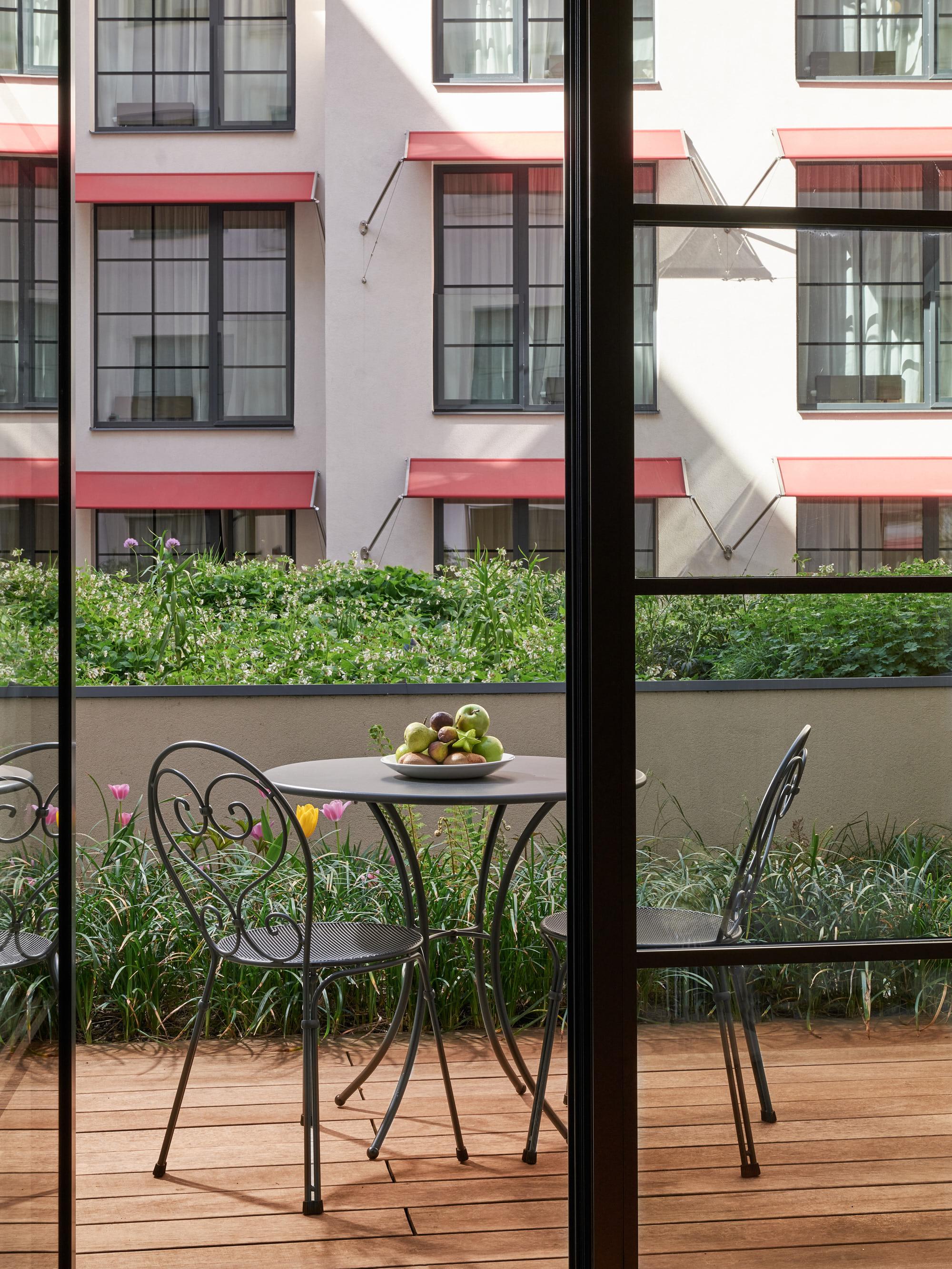 Residential Living Salon & Kitchen
