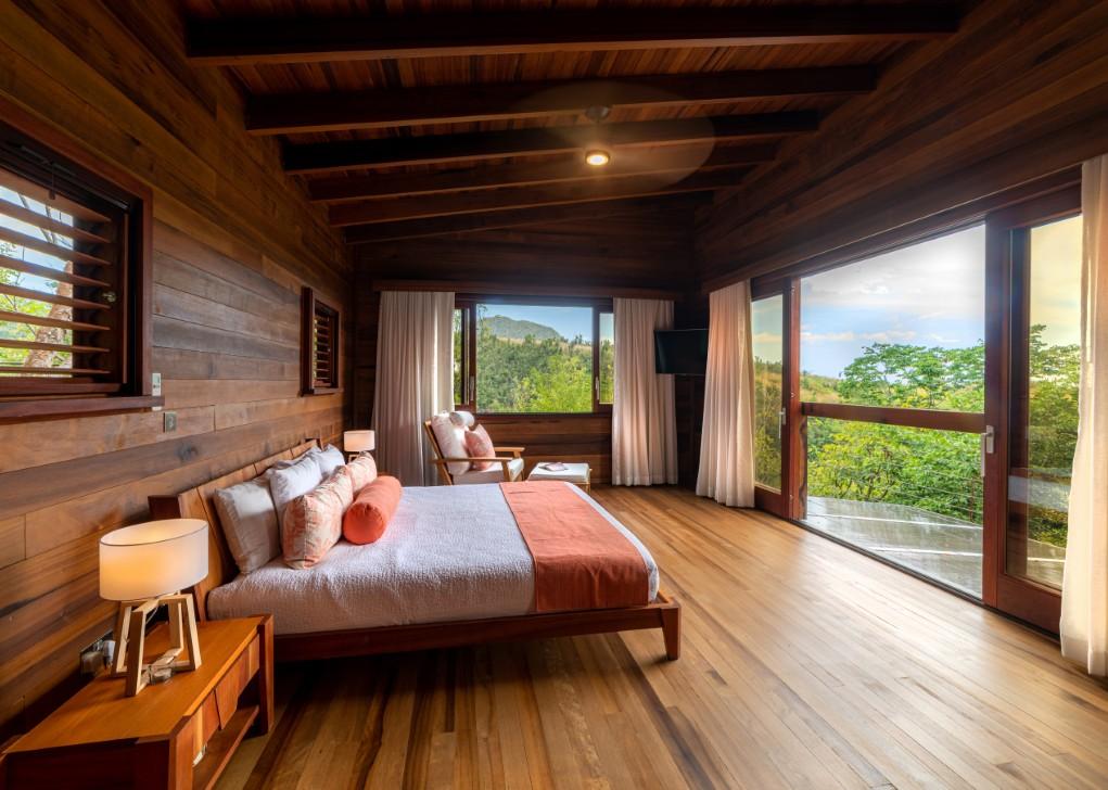 Ti-F&egrave;y Treehouse Villa bedroom and balcony