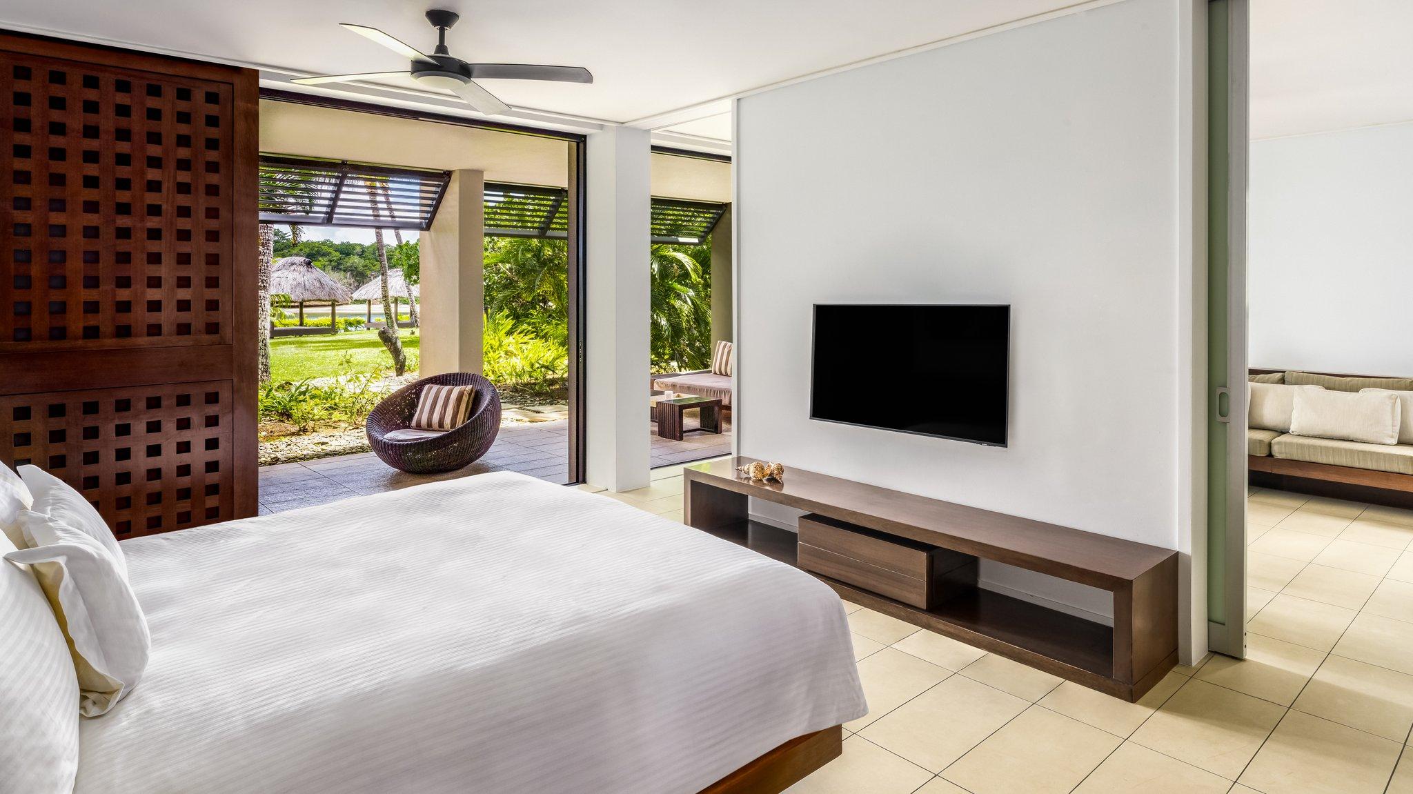 Club InterContinental Suite with balcony bathtub