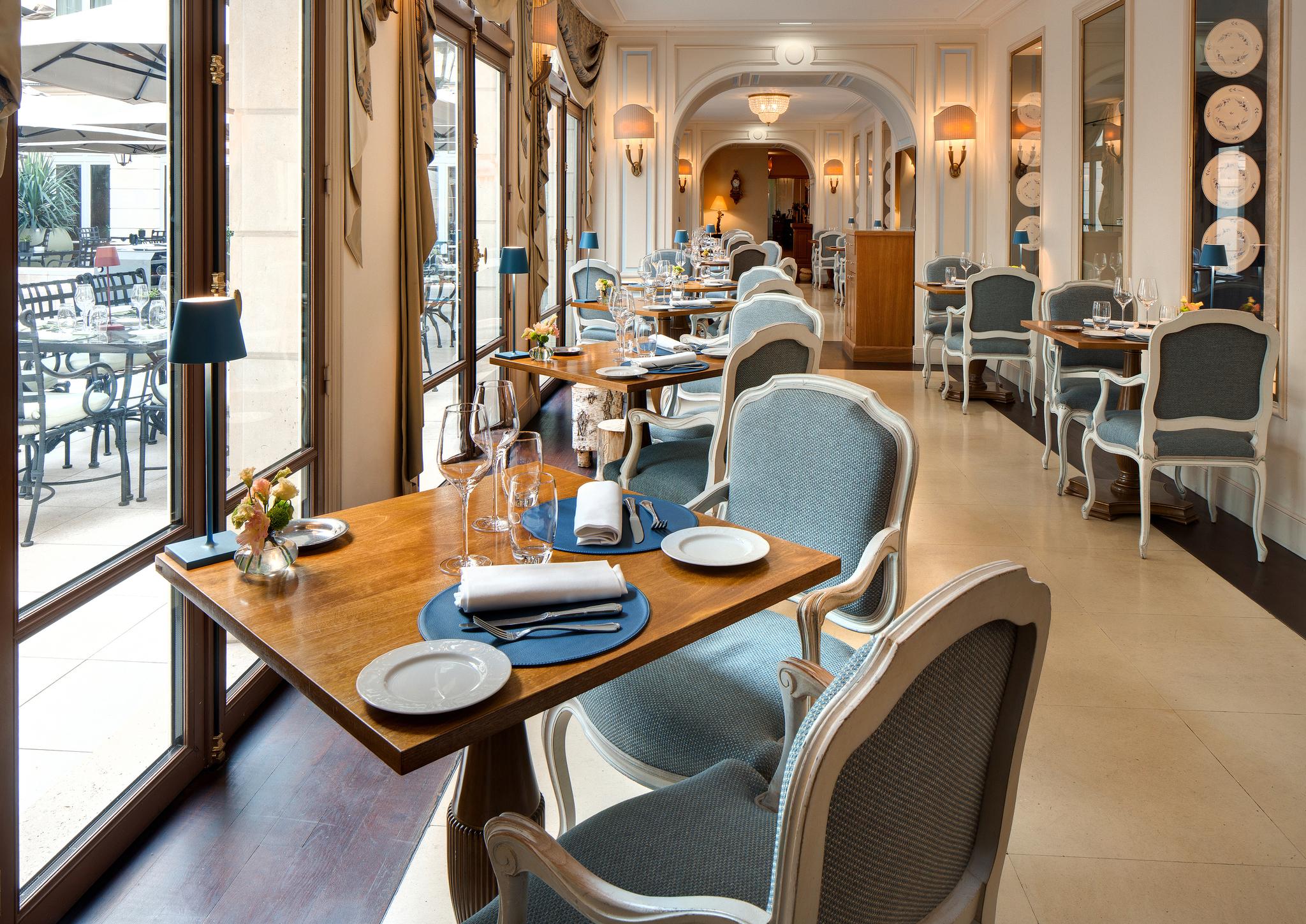 Le Jardin d Hiver dining courtyard Chantilly