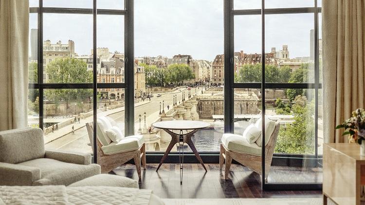 Seine Junior Suite with sunlit winter garden