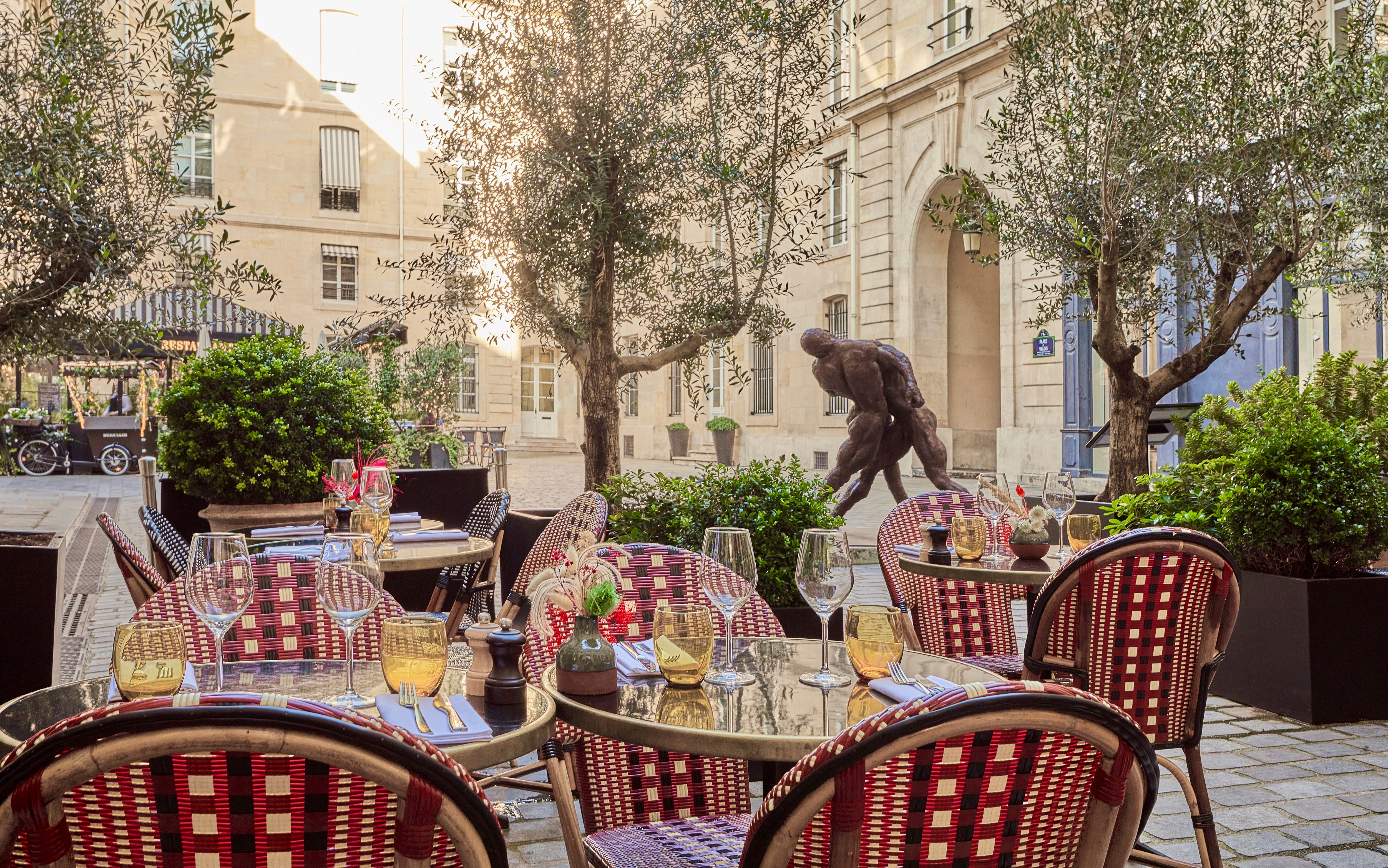 Le Cafe 52 terrace dining in Place de Valois