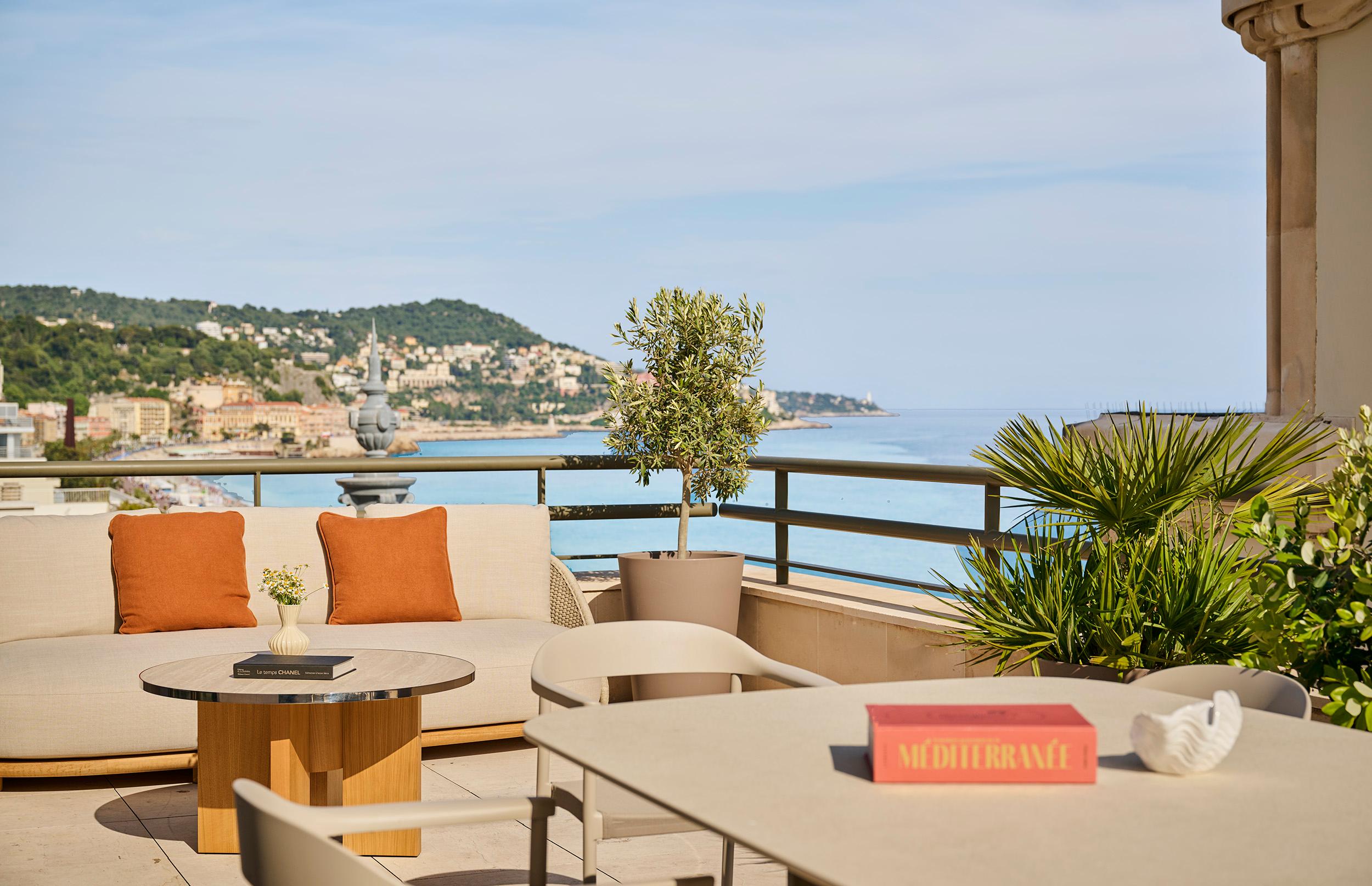 Luminous sea view room with private balcony