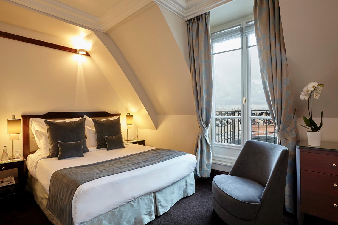Deluxe Room with Eiffel Tower view balcony
