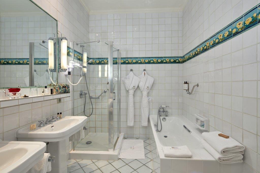 Junior Suite with private balcony overlooking Paris