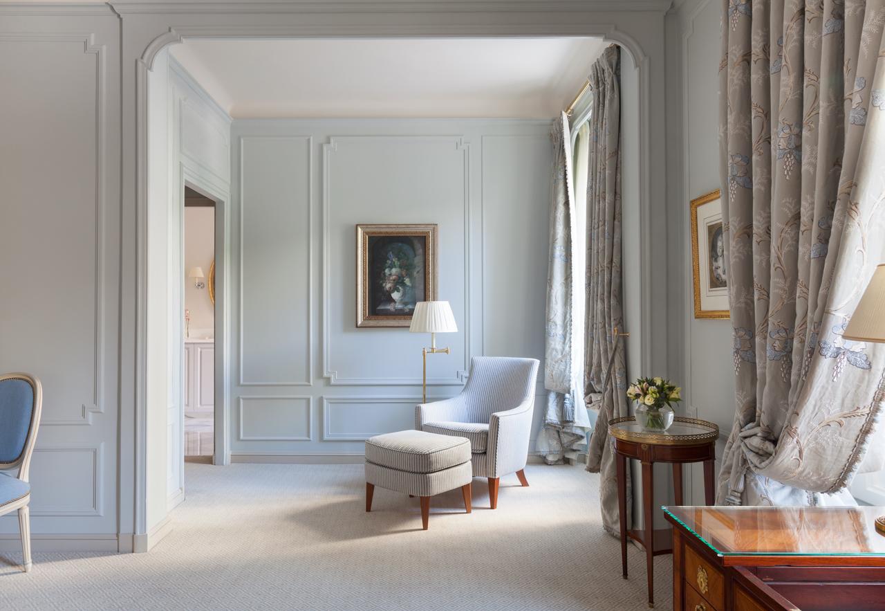 Deluxe Suite Formal Salon