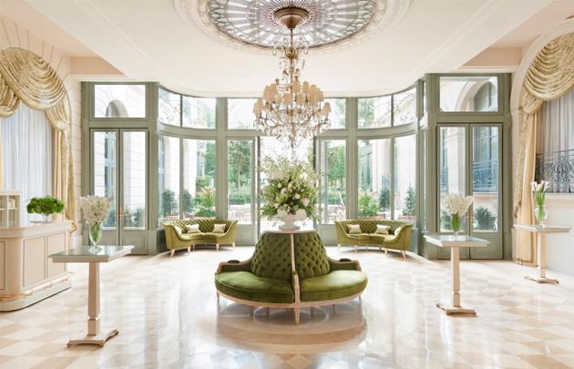 Espadon Michelin-starred dining salon looking out onto the Grand Jardin