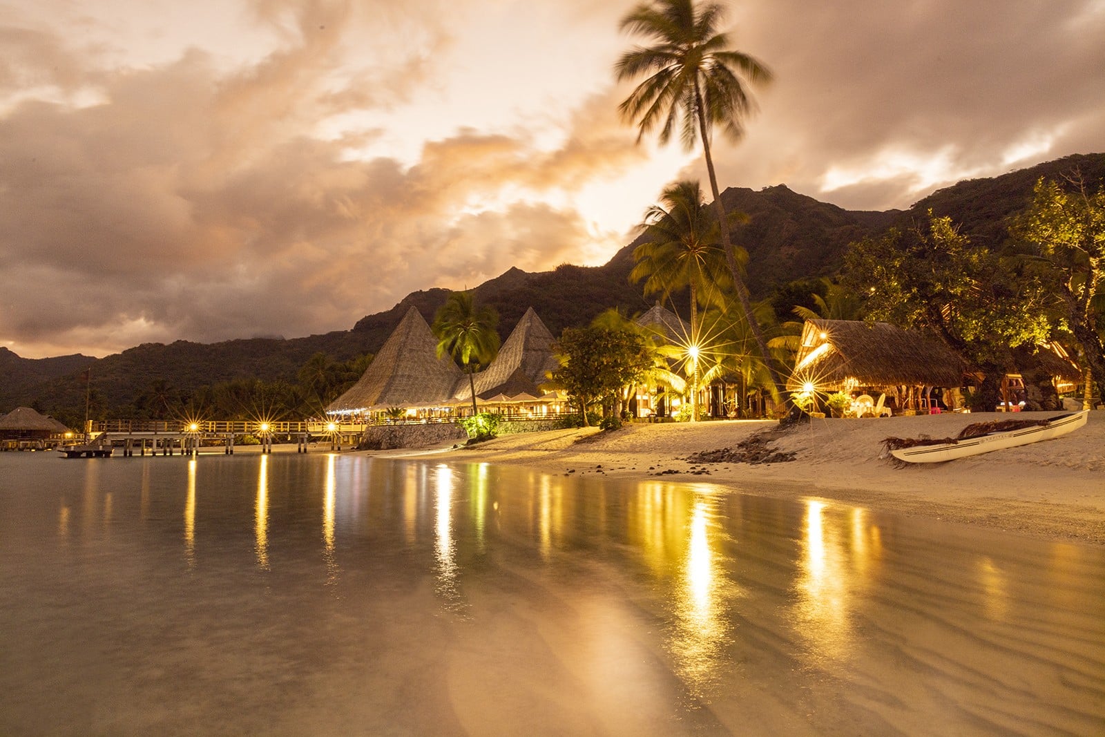 Luxury Horizon Overwater Bungalow sun deck facing Tahiti