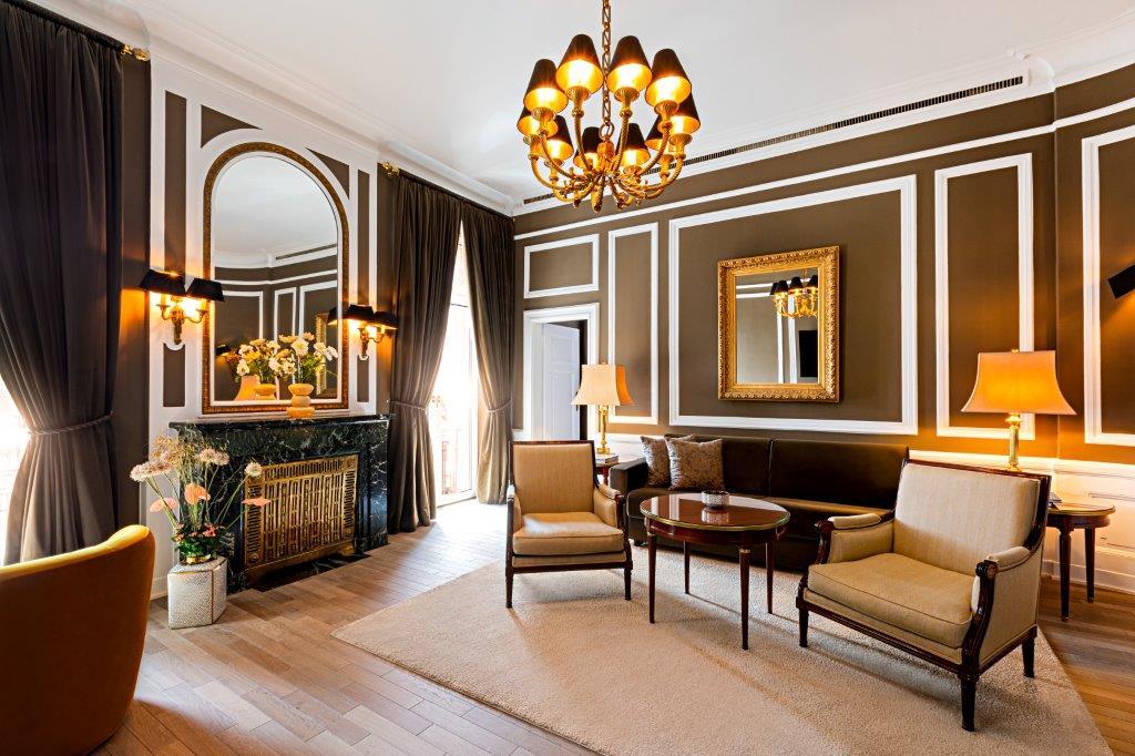 Cathedral View Suite living room with direct views of Kölner Dom spires