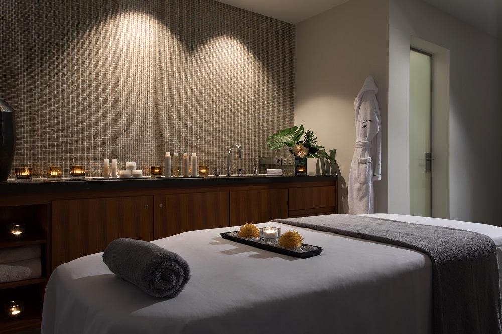 De Rome Spa 20-meter indoor pool in former jewel vault