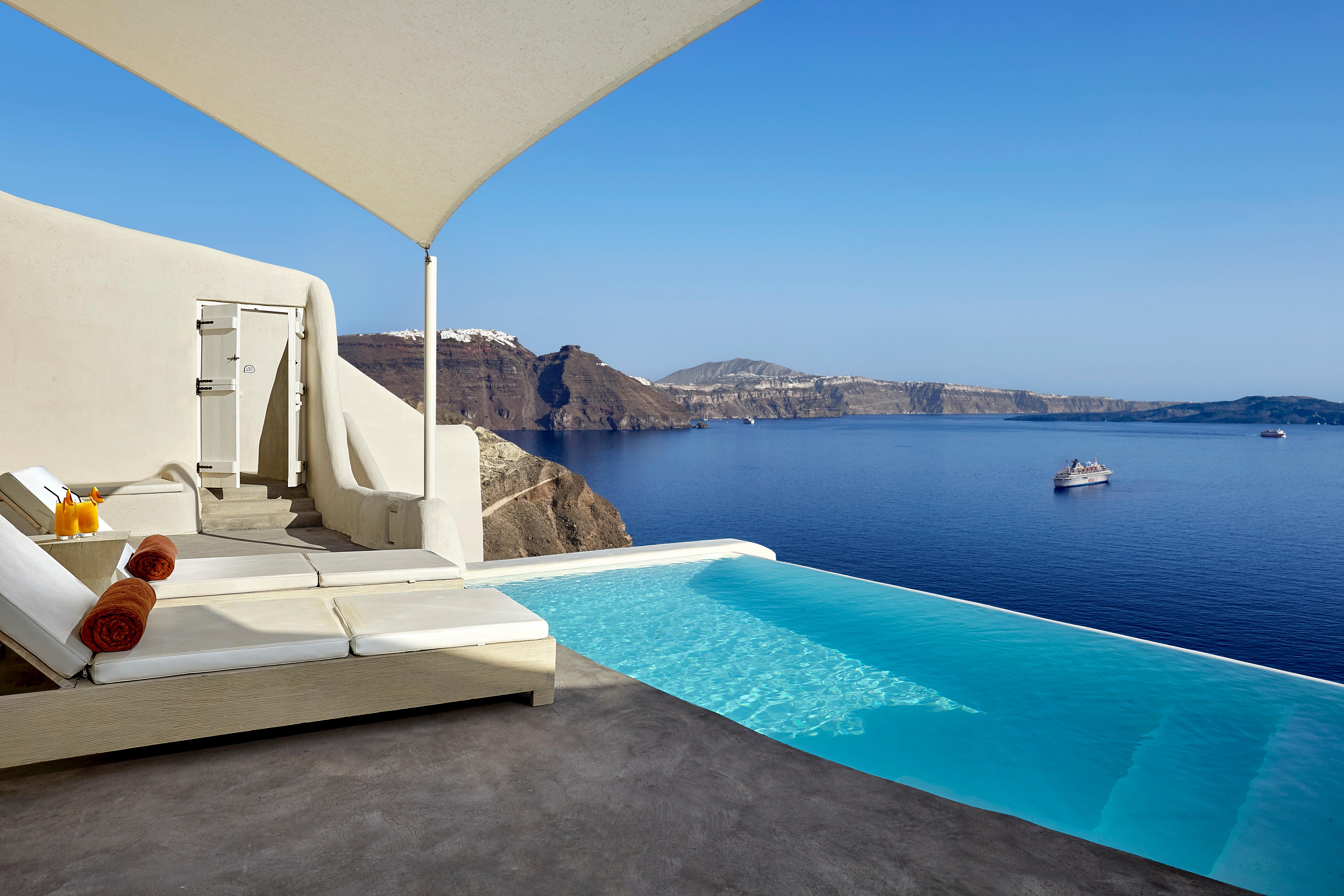 Private Caldera Villa with Heated Infinity Plunge Pool and Sun Loungers in Oia