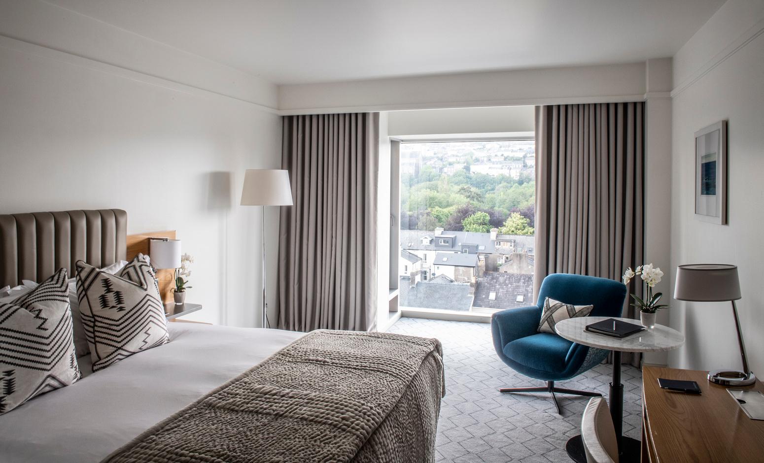 Deluxe King Room with Floor-to-Ceiling Windows and Picturesque River Views
