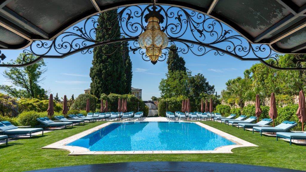 Heated Pool in 20,000 m² Secular Park