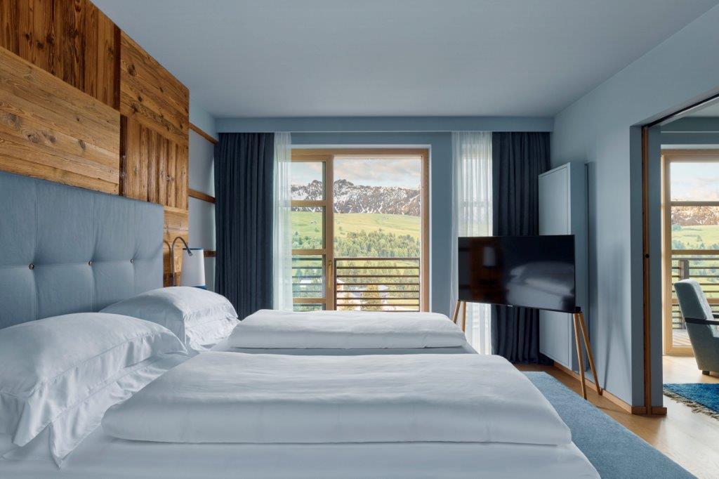 Signature COMO Suite with panoramic mountain vistas