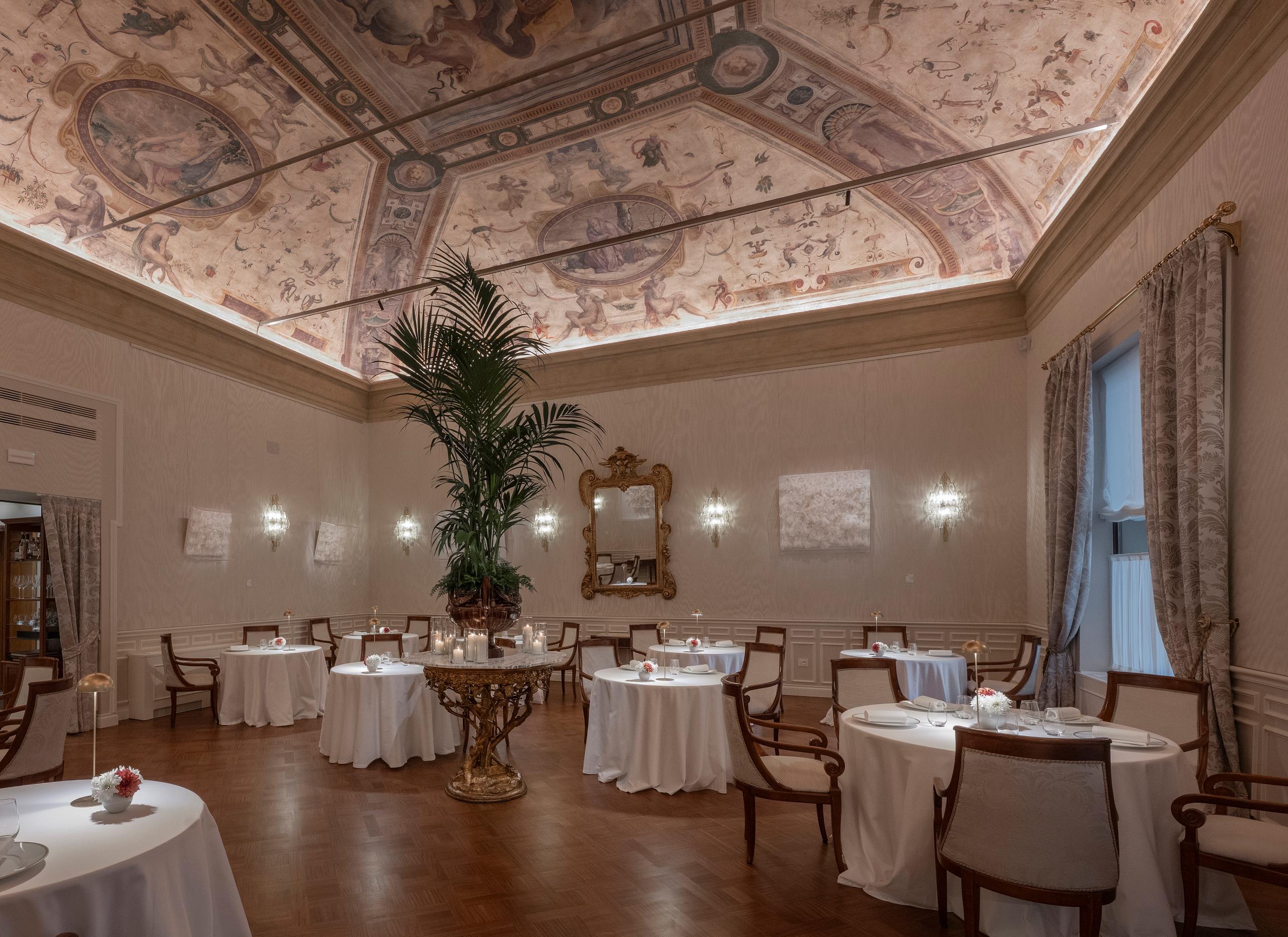 Ristorante I Carracci Under 16th-Century Frescoes