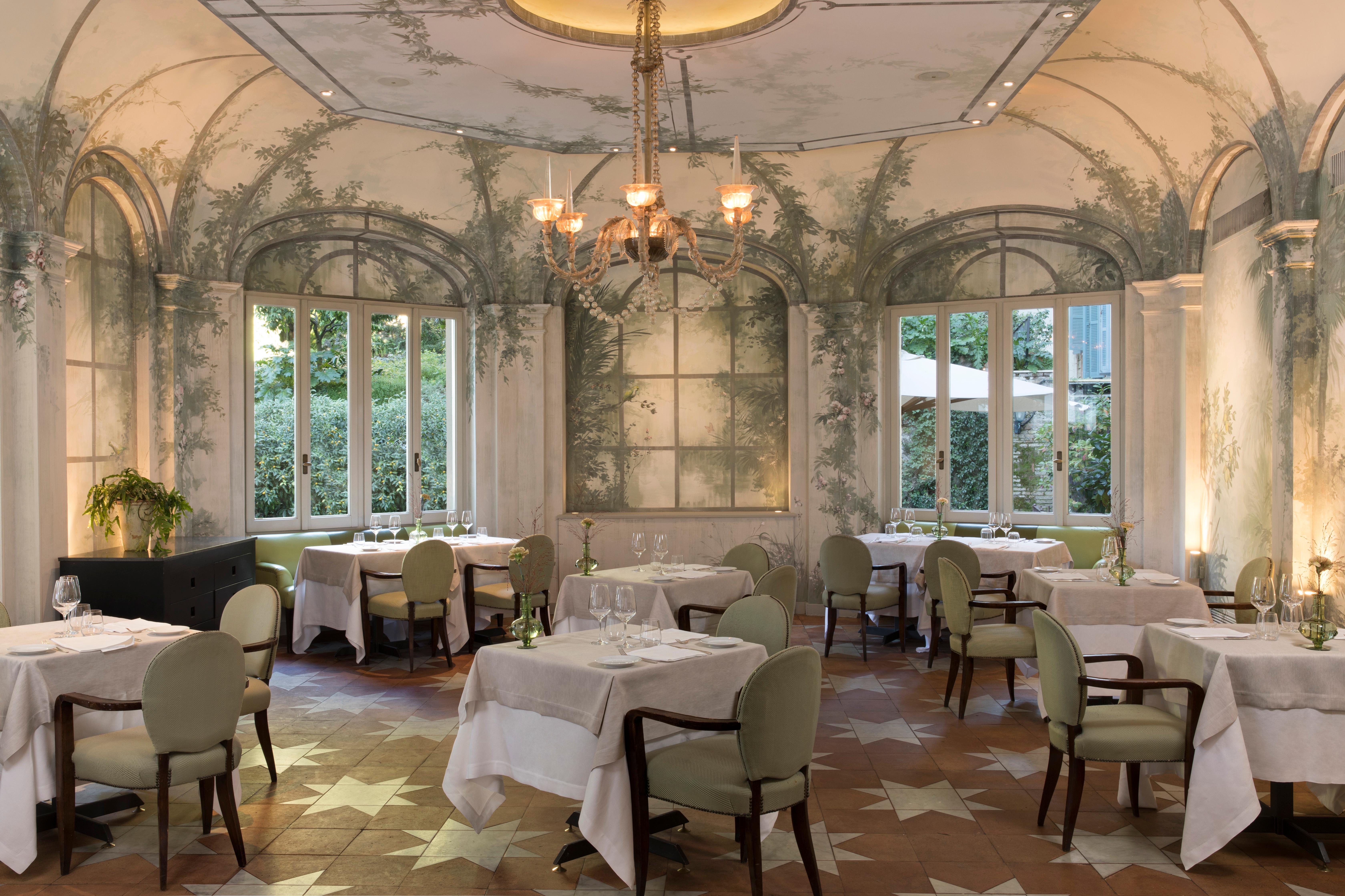 Le Jardin de Russie dining in the private garden