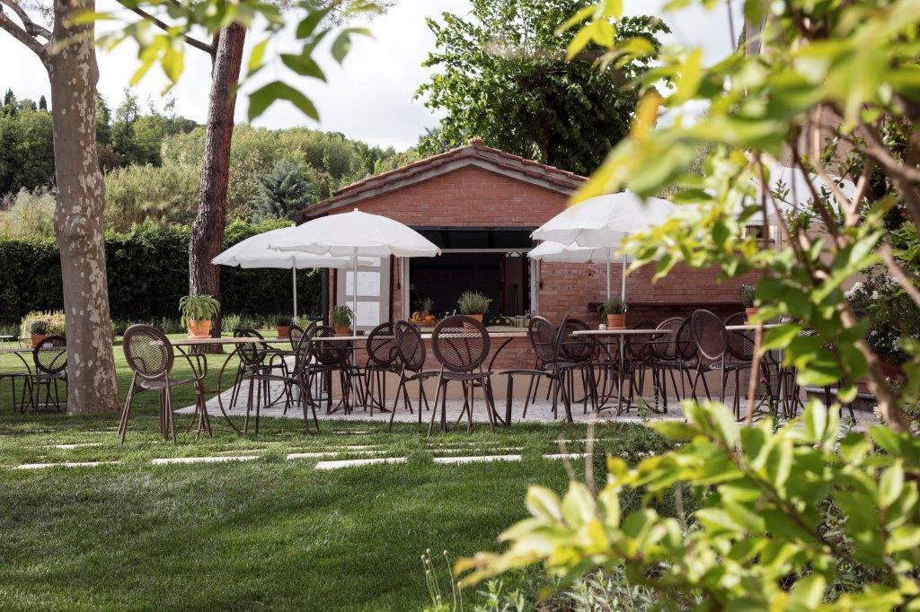 Il Chiosco garden bar and poolside pavilion