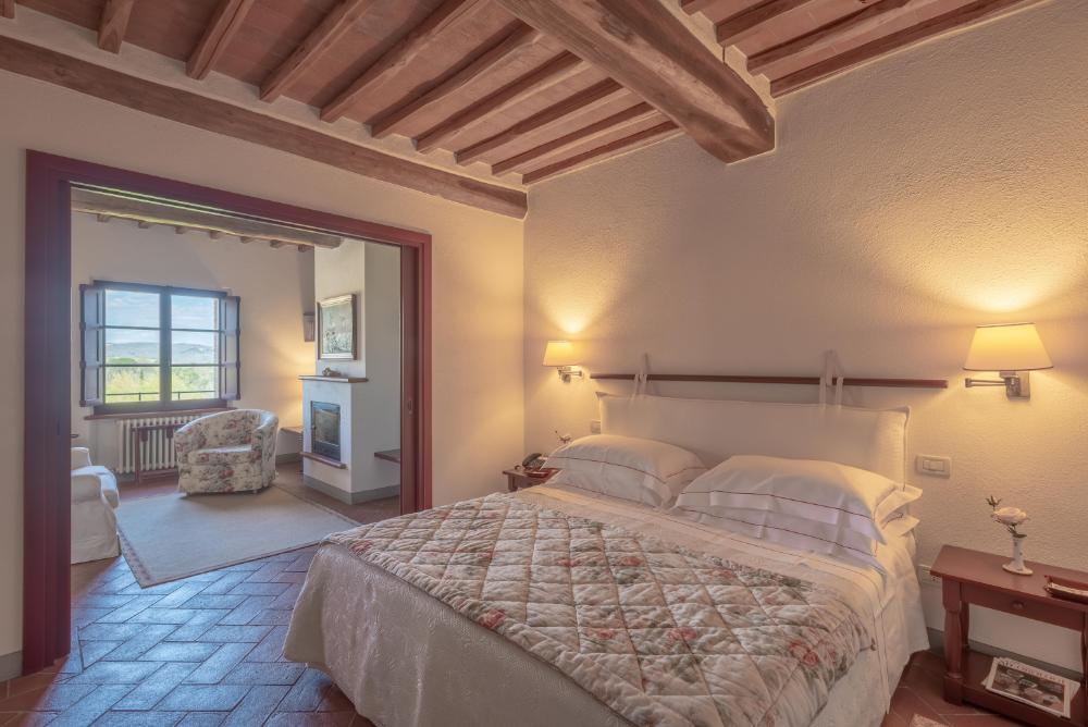 Deluxe Room with chestnut beams and Tuscan silks