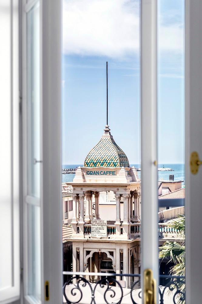Sea View Suite with private furnished balcony
