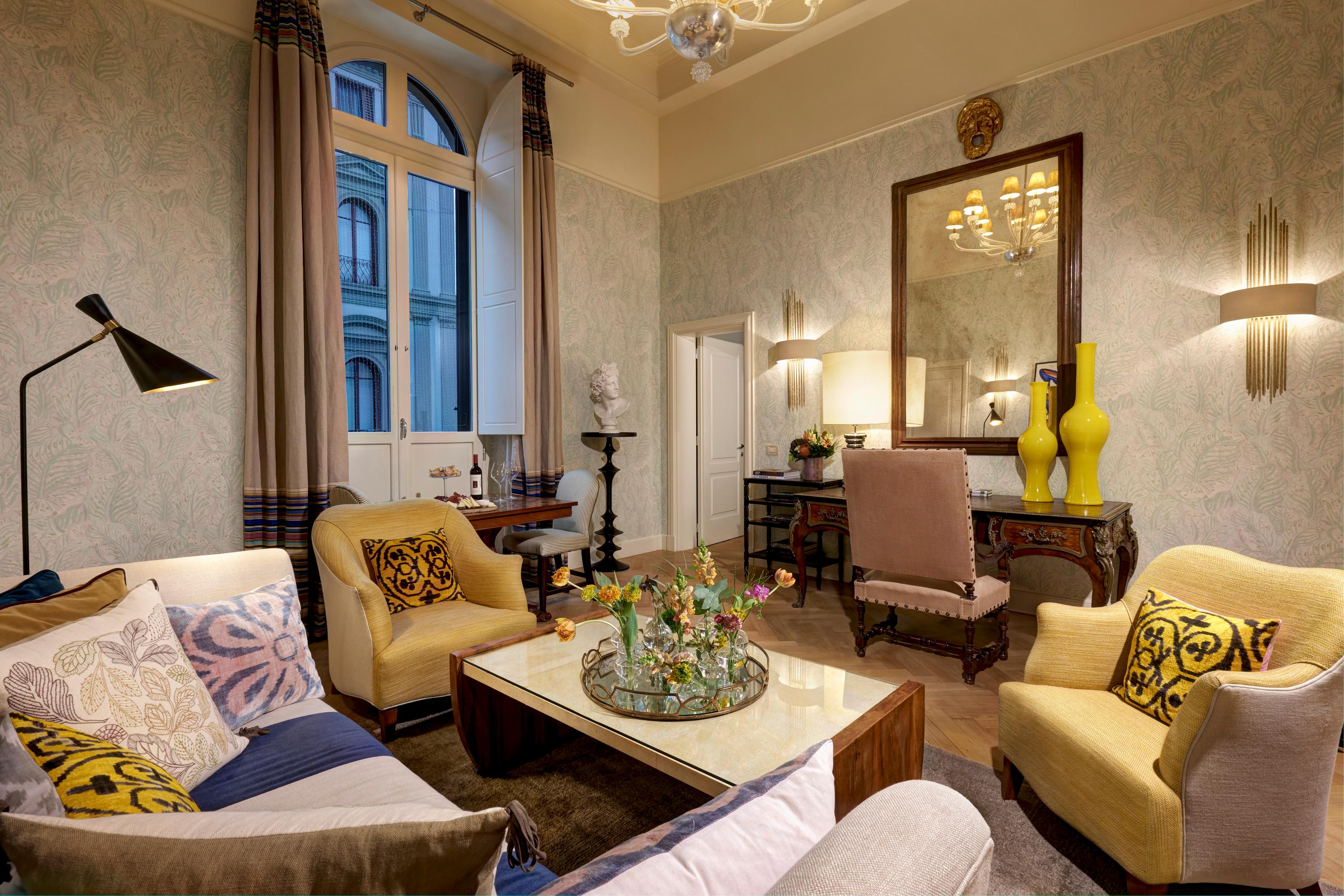 Repubblica Suite living salon overlooking Piazza della Repubblica