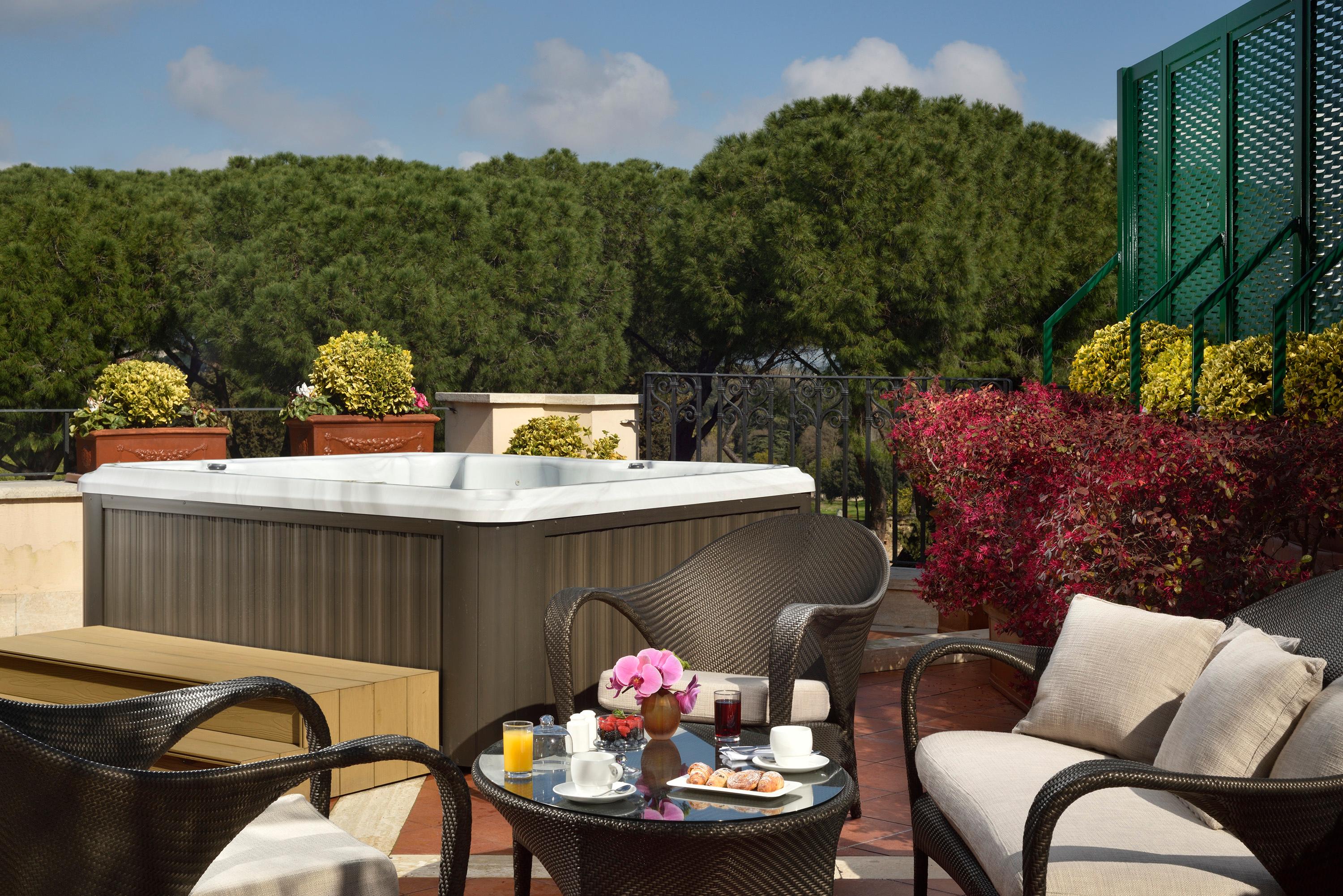 Borghese Penthouse Suite Jacuzzi Terrace overlooking Villa Borghese