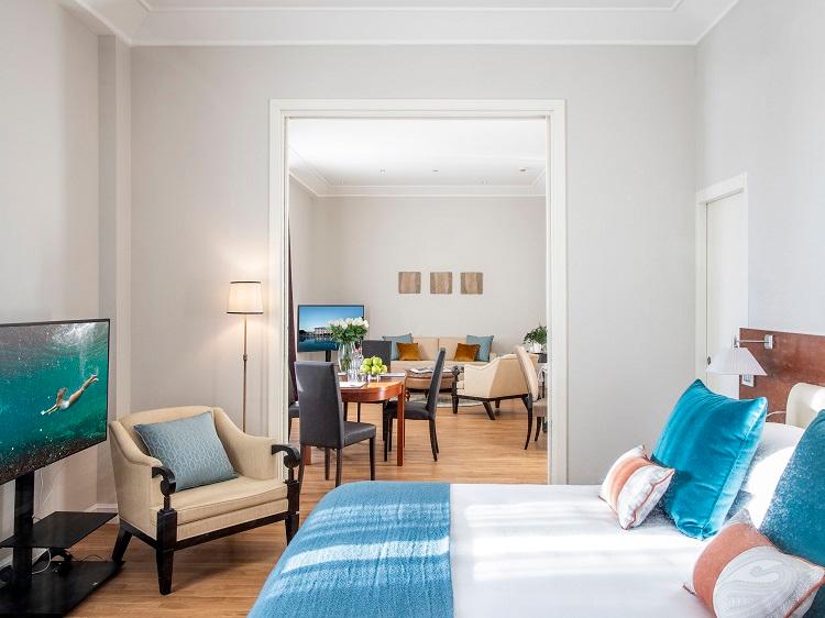 Grand Suite with panoramic views of the thermal spring crater