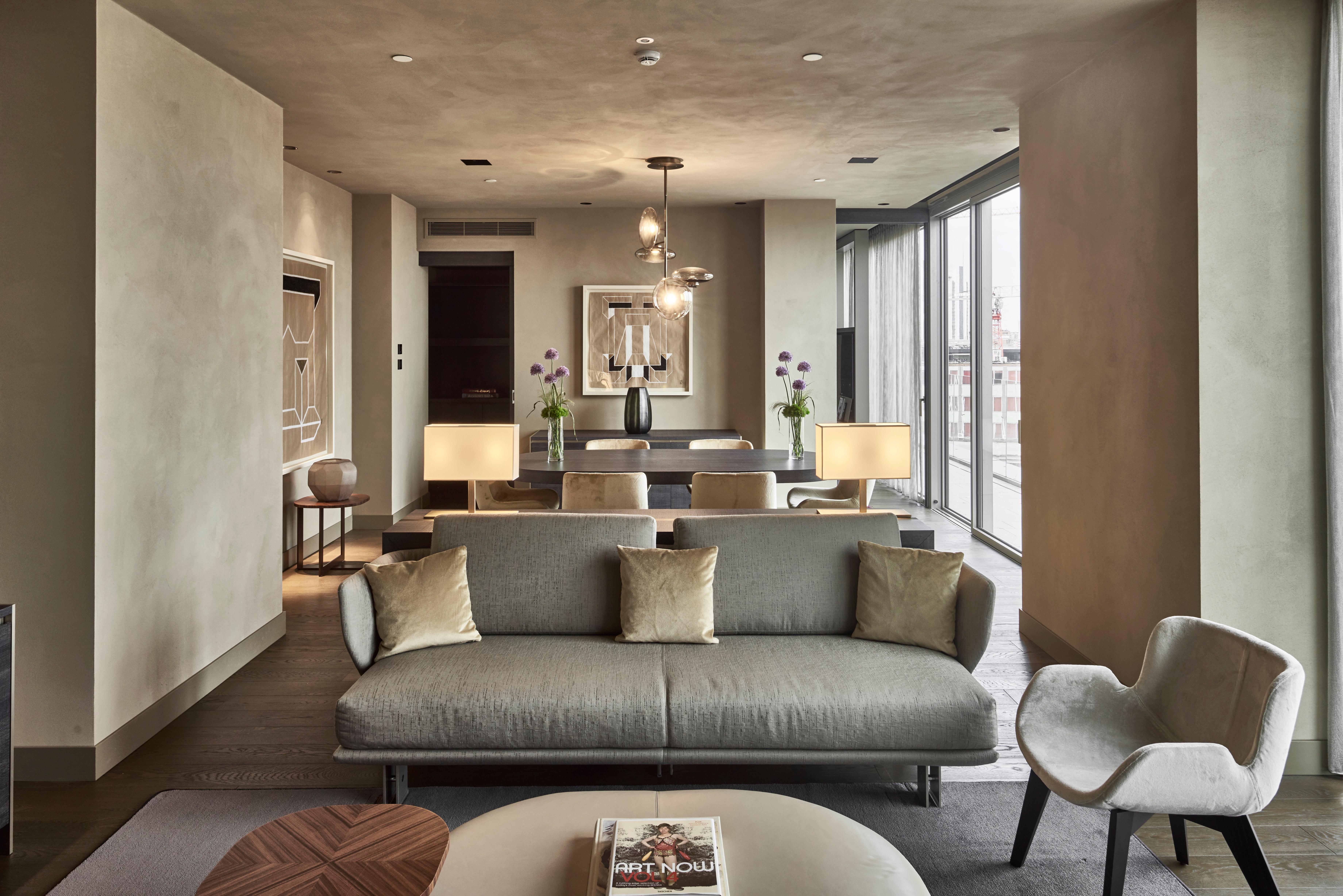 The VIU Suite living salon with panoramic Milan skyline views