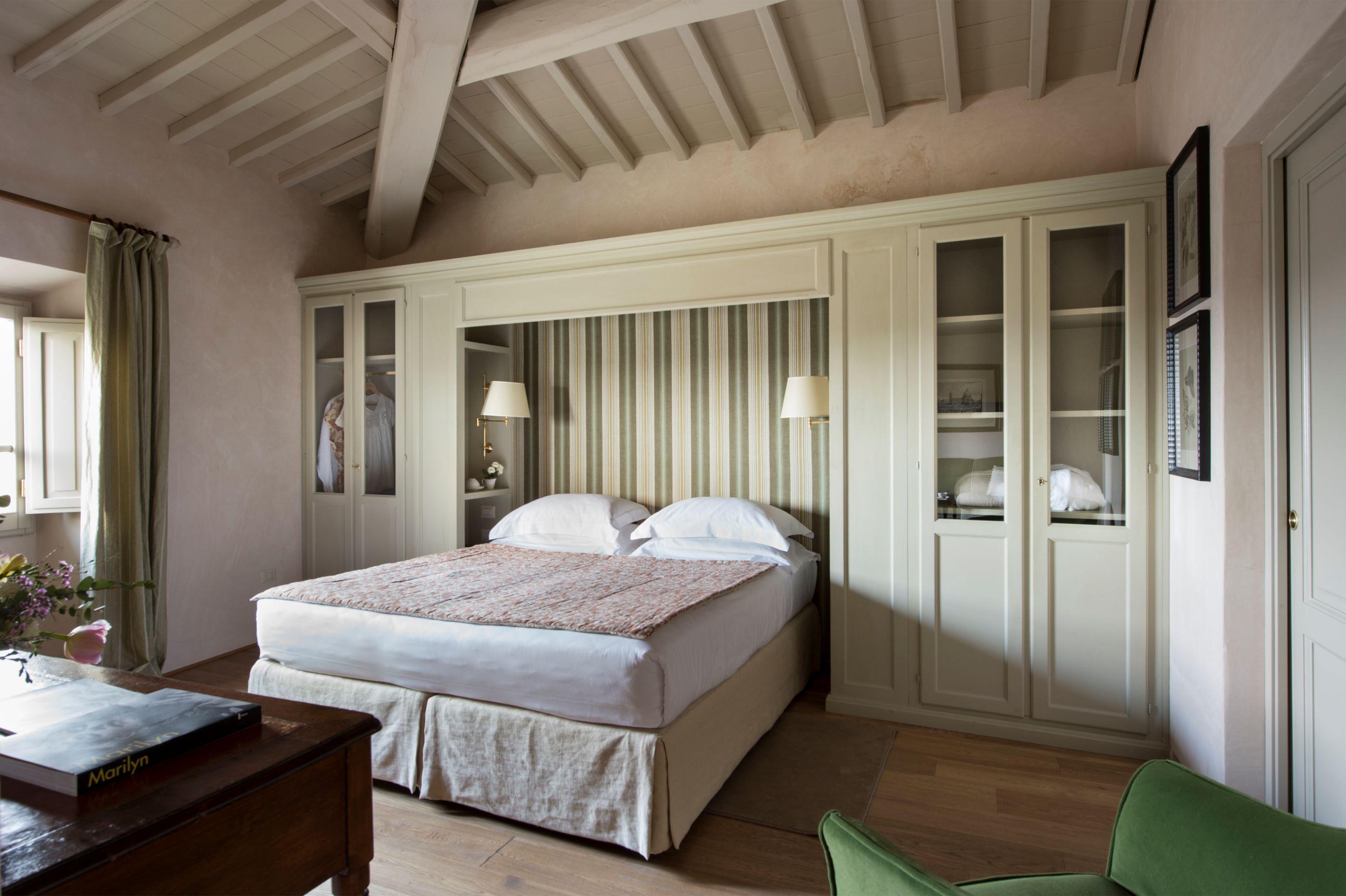 Prestige Suite in the medieval village with authentic stone fireplace