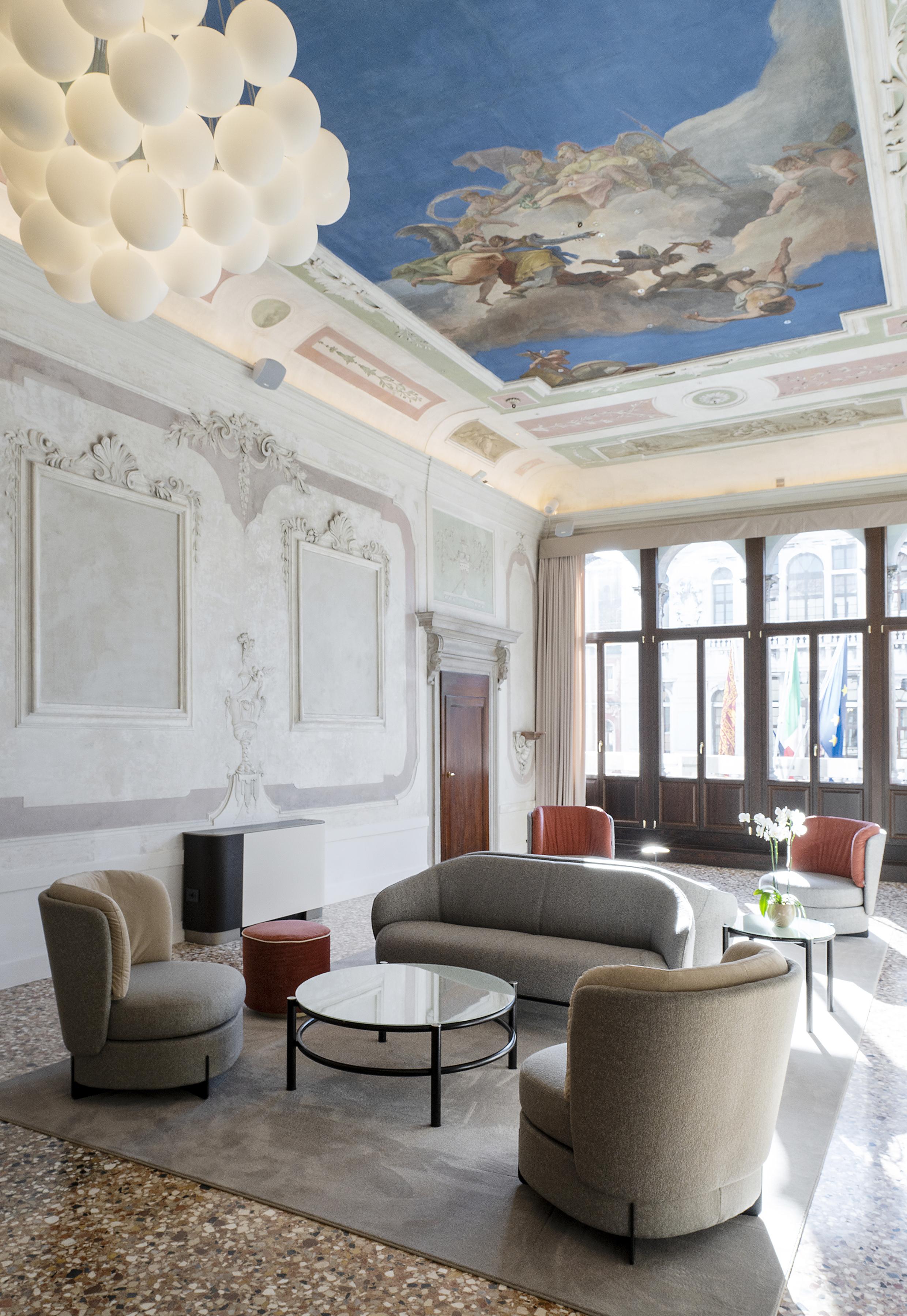 Monumental Piano Nobile salon with Alessandro Vittoria frescoes