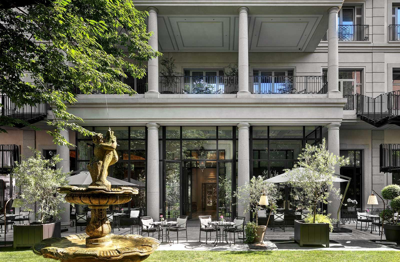 Century-old private garden in central Milan
