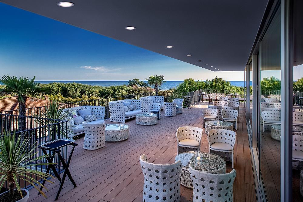 67 Sky Lounge Bar at Principe Forte dei Marmi with panoramic views of the Tyrrhenian Sea and Apuan Alps