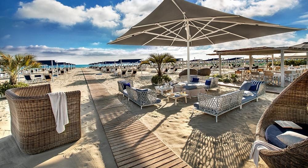 Dalmazia Beach Club in Forte dei Marmi featuring luxury private cabanas and pristine Mediterranean beach
