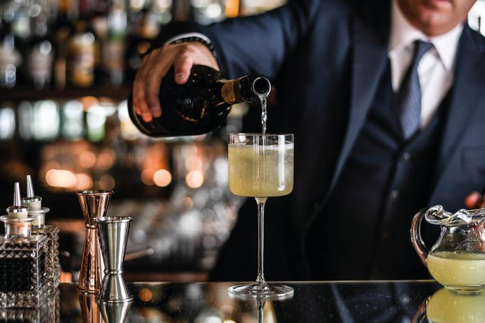 Chic DaV Mare Bar serving handcrafted cocktails