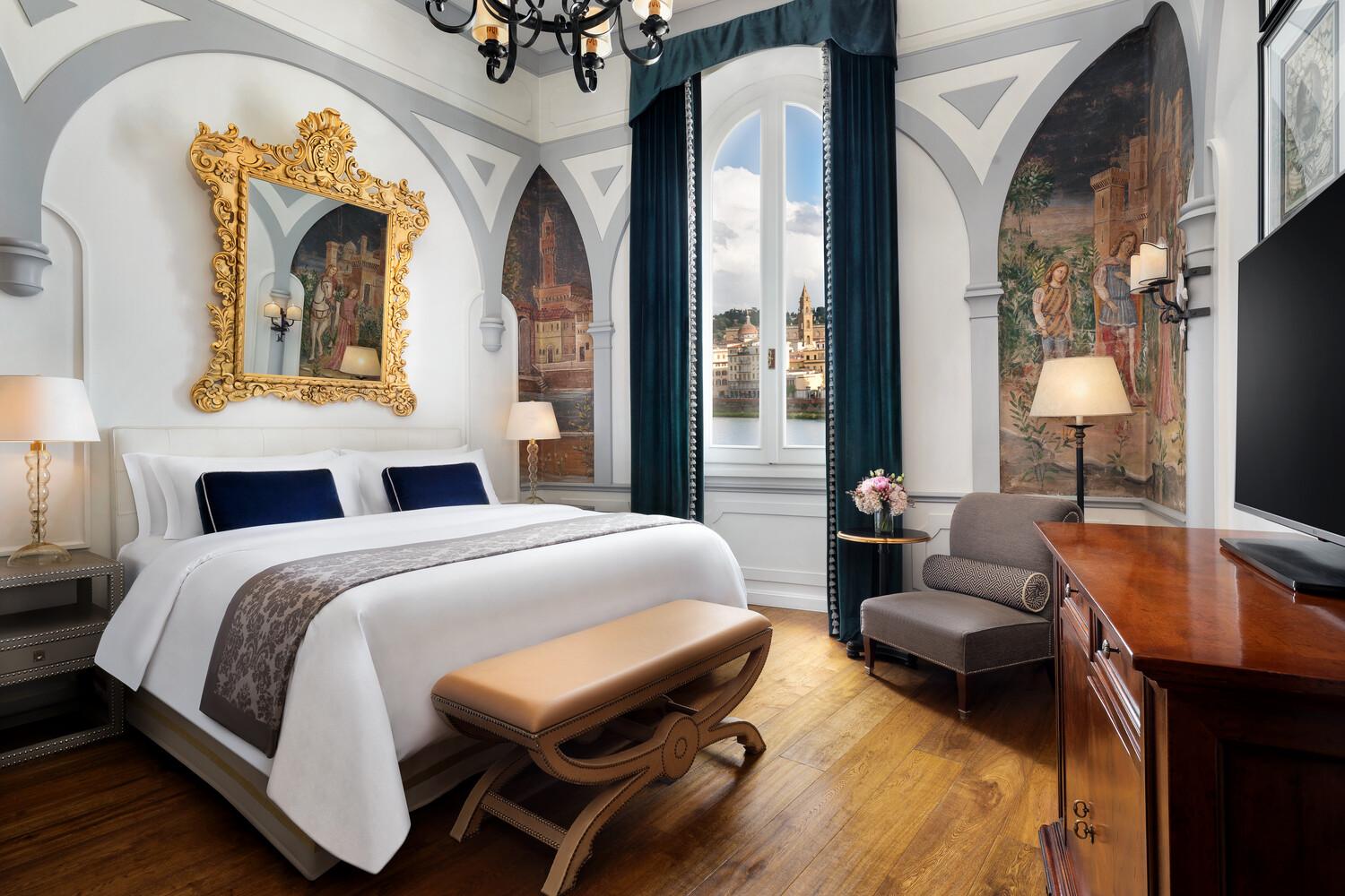 Grand Deluxe Suite with frescoes and antique decor