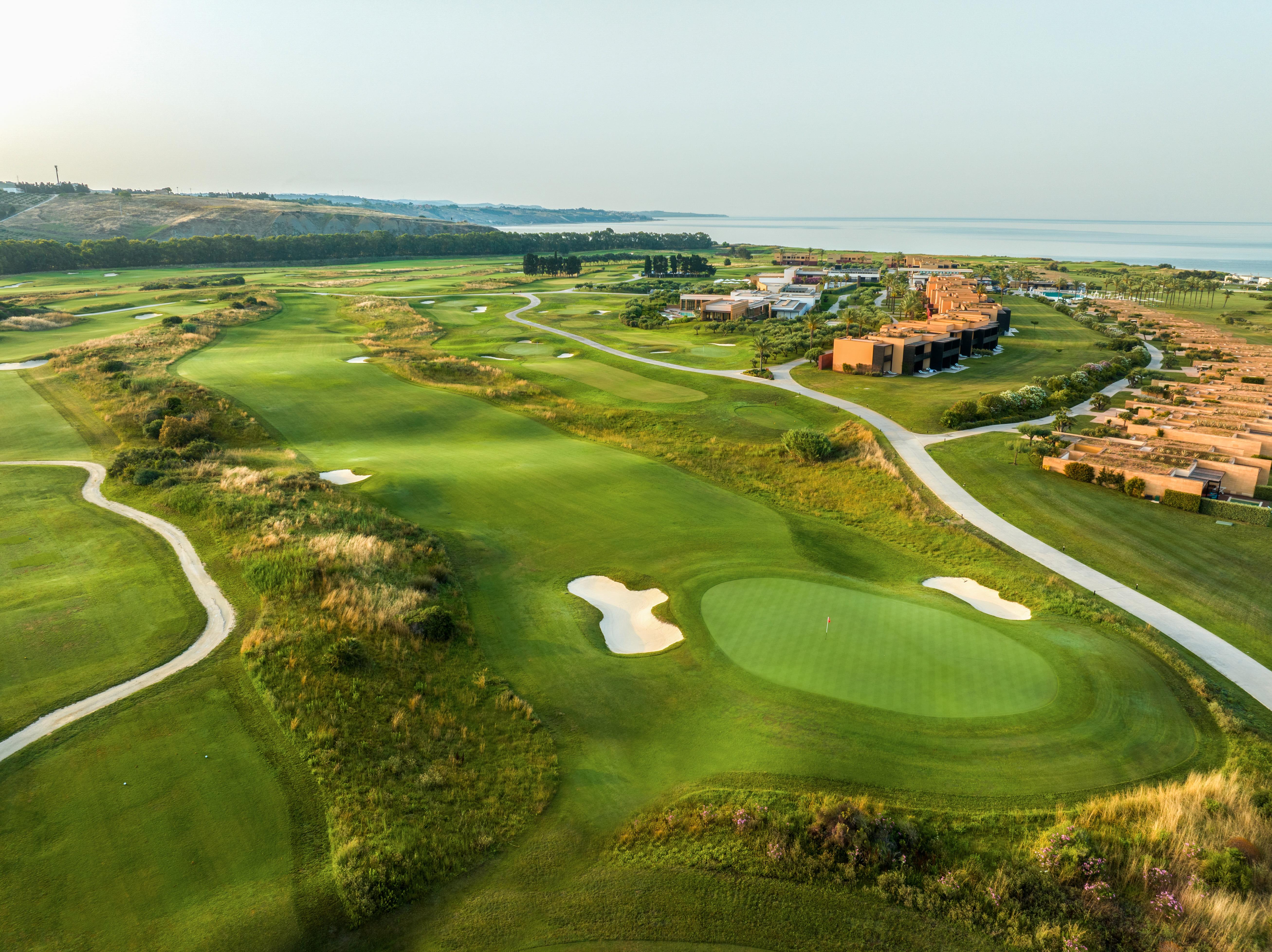Championship 18-Hole Links Golf by Kyle Phillips