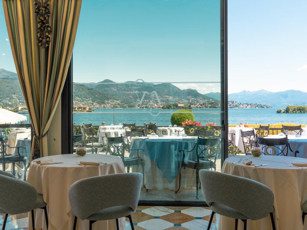 Ristorante Le Isole dining room overlooking Isola Bella