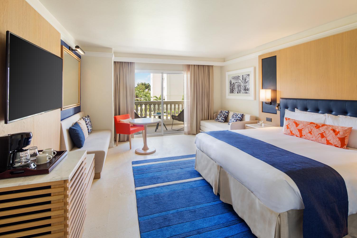 Luxury king oceanfront suite with private balcony